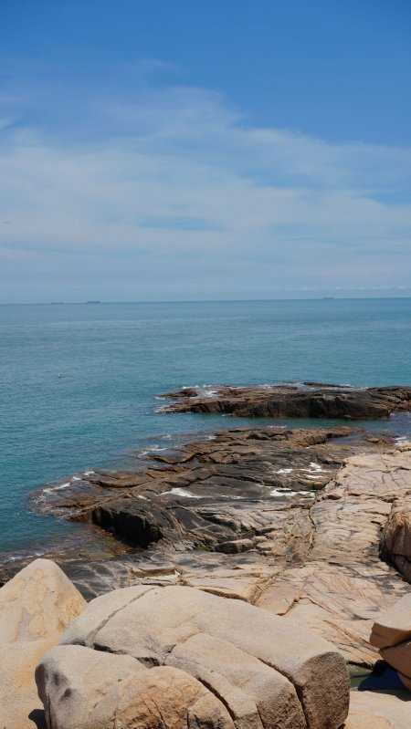 蓝天礁石碧海海岸清爽风景手机壁纸