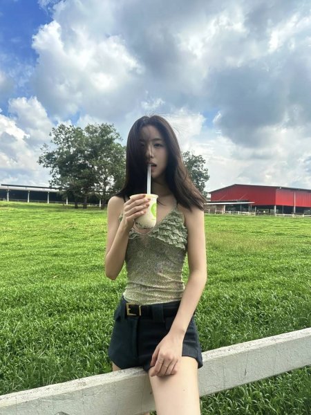 清新牧场木栏手持甜饮美女手机壁纸