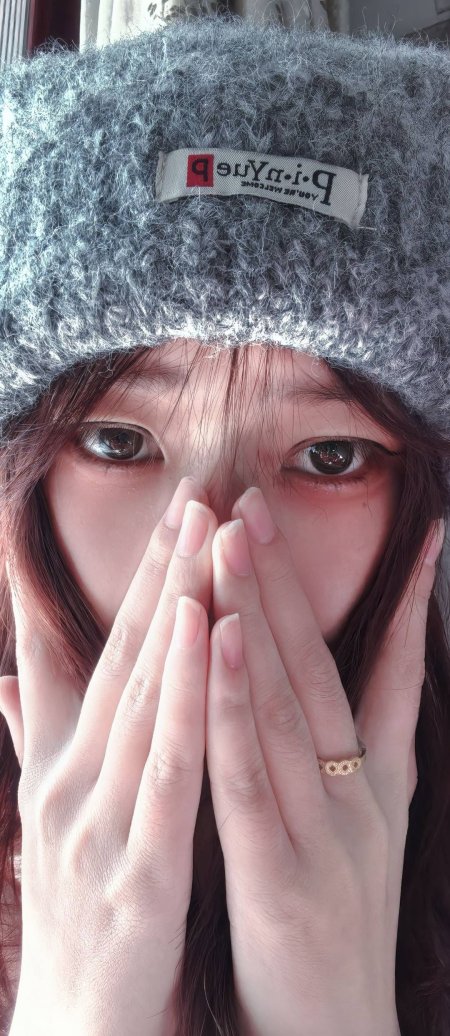 毛线帽捂脸红眼影特写美女手机壁纸