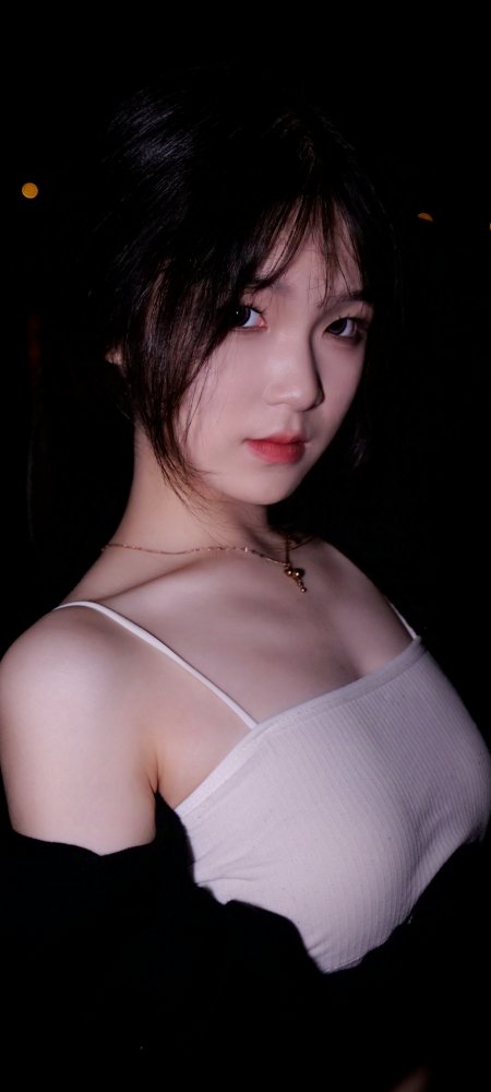 暗夜粉吊带披肩氛围人像美女手机壁纸