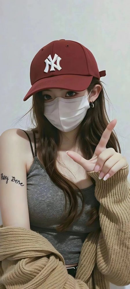 酒红棒球帽口罩比耶街拍美女手机壁纸