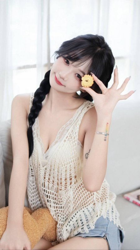 双辫饼干遮眼俏皮居家美女手机壁纸