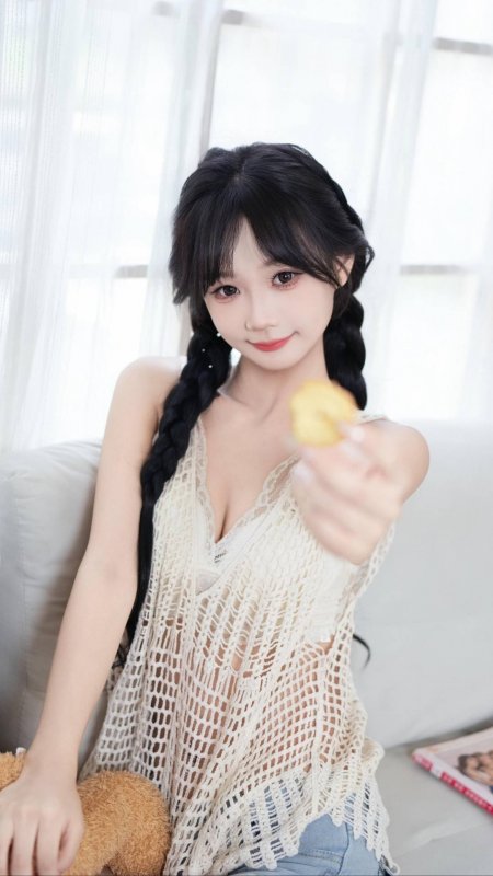 双麻花辫递零食居家美女手机壁纸