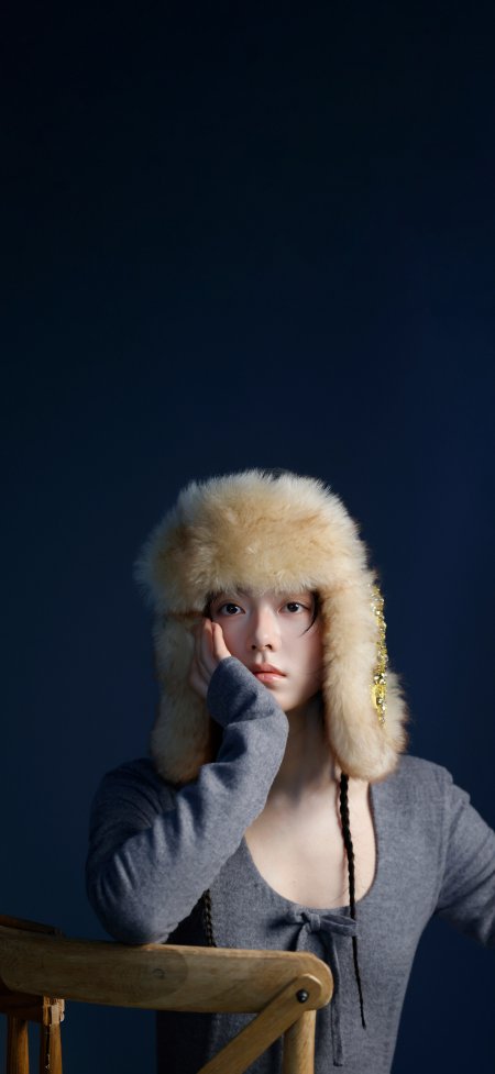 赵今麦毛绒帽金饰托腮灰衣凝视美女手机壁纸