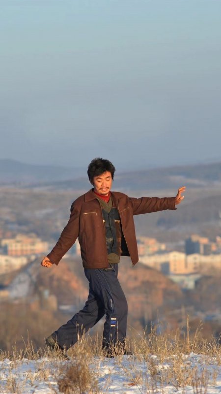 王宝强树先生雪地张开双臂影视剧照手机壁纸