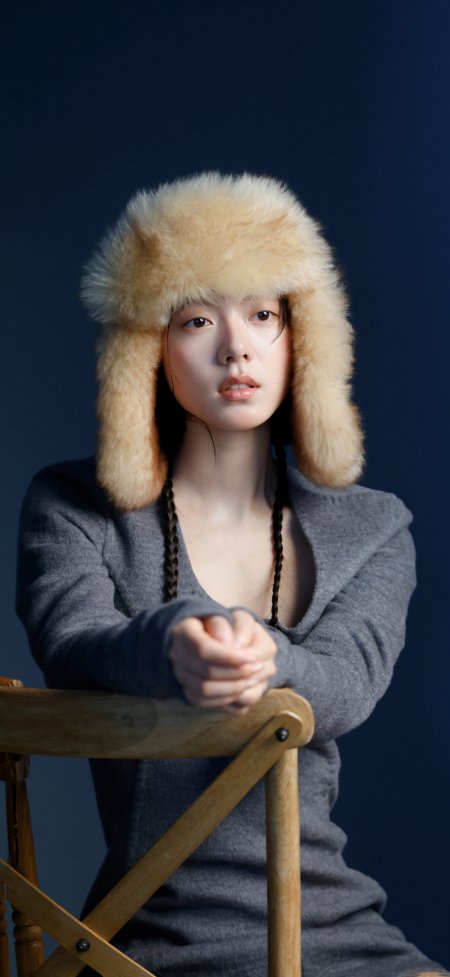 赵今麦毛绒帽双麻花辫靠椅凝视美女手机壁纸