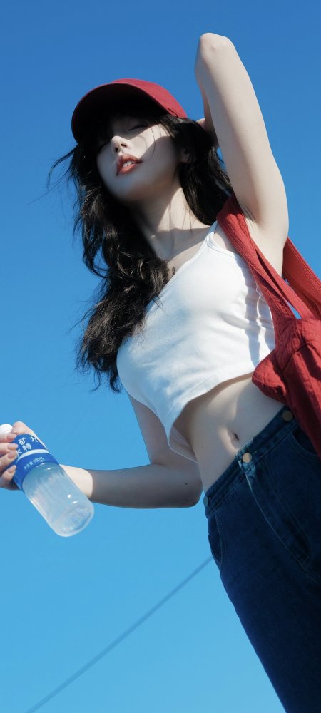红帽露腰蓝天仰拍清新美女手机壁纸