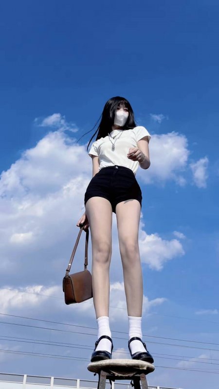 仰拍蓝天白云长腿口罩美女手机壁纸
