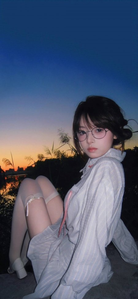 眼镜美女夕阳湖畔白丝美女手机壁纸