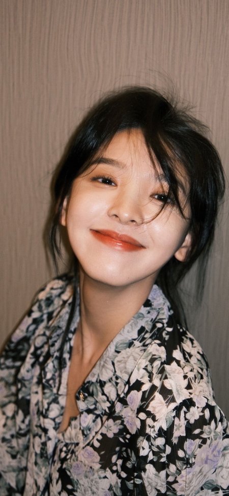 碎花深领黑发甜笑清纯美女手机壁纸