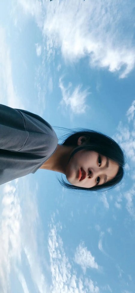 仰拍蓝天白云清新感美女手机壁纸