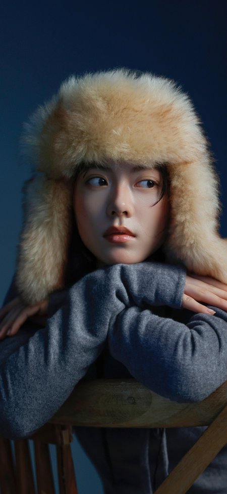 赵今麦毛绒帽托腮灰衣静思侧颜美女手机壁纸