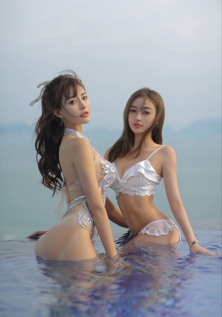 泳池双人比基尼度假美女手机壁纸