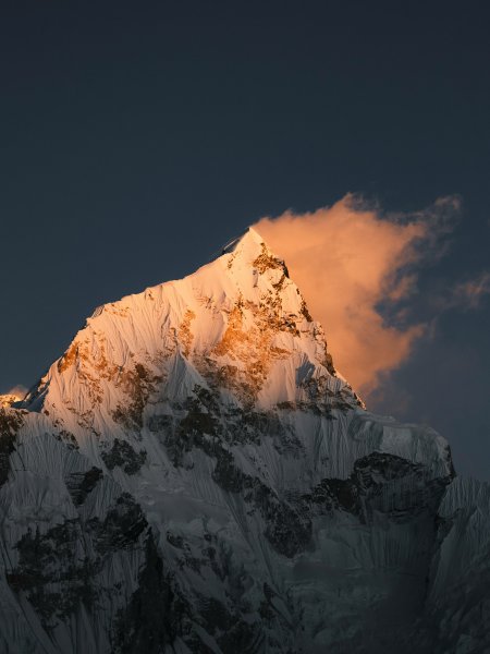 深蓝天空日照金山雪峰风景手机壁纸