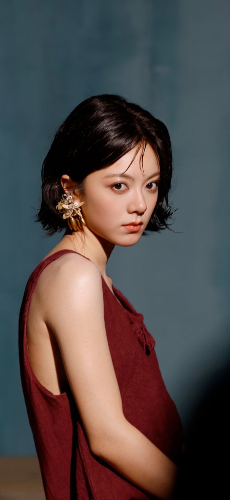 赵今麦酒红回眸金饰人像明星手机壁纸