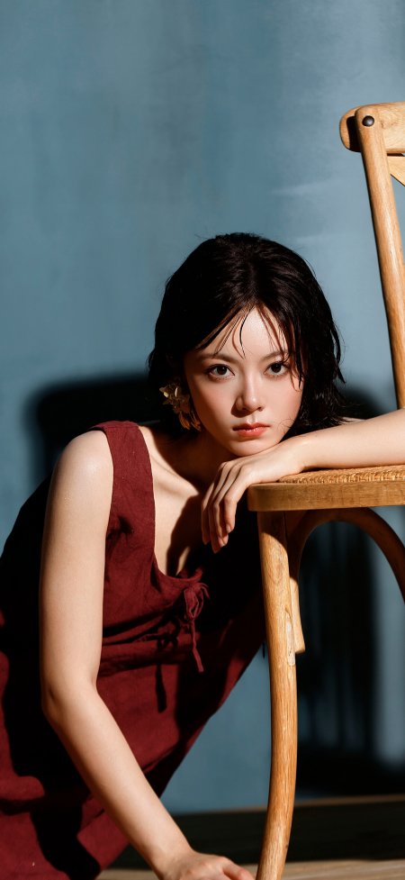 赵今麦酒红靠椅投影人像明星手机壁纸