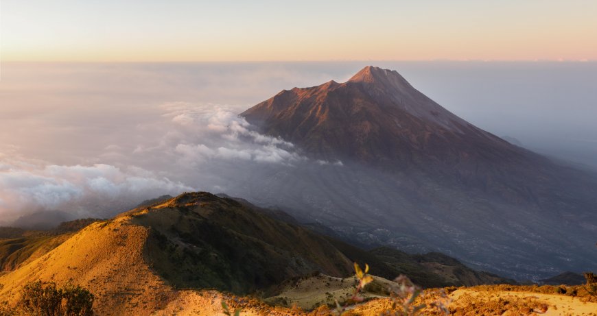 印尼默拉皮火山日出云海金光洒落雄伟山岳风光电脑壁纸