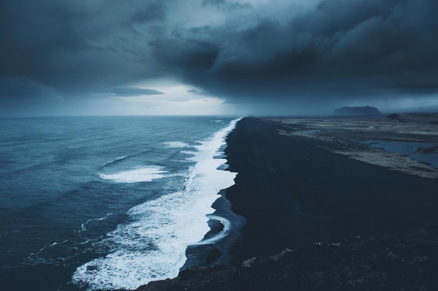 阴天海滩浪花翻涌自然摄影风景电脑壁纸