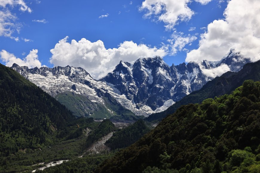 阿尔卑斯尖峰云海上空航拍摄影风景电脑壁纸