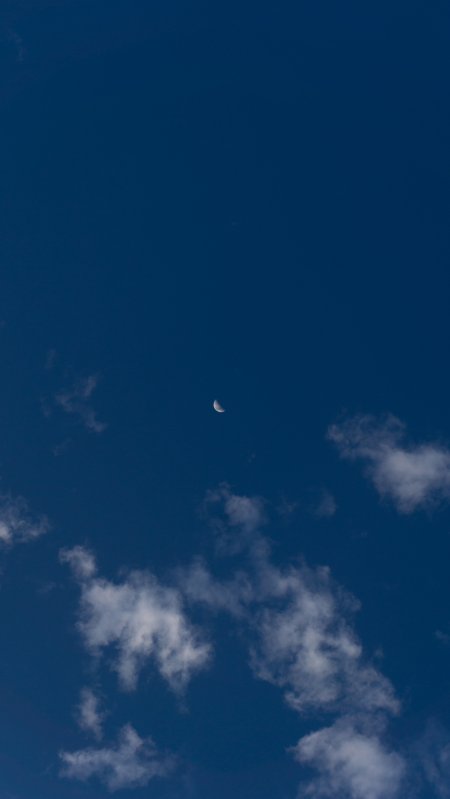 深蓝夜空弯月云絮唯美风景手机壁纸