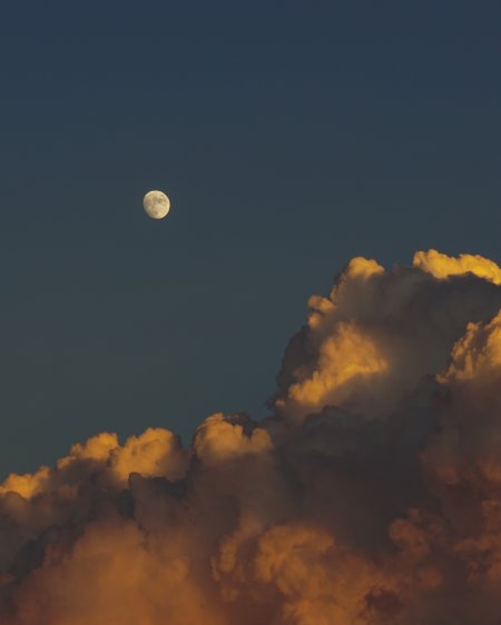 金边云海明月夜空暮色风景手机壁纸