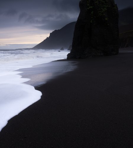 黑沙滩海浪礁石暮色唯美风景手机壁纸