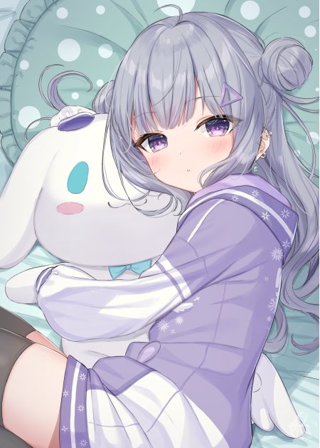 紫发抱玩偶侧躺少女动漫手机壁纸