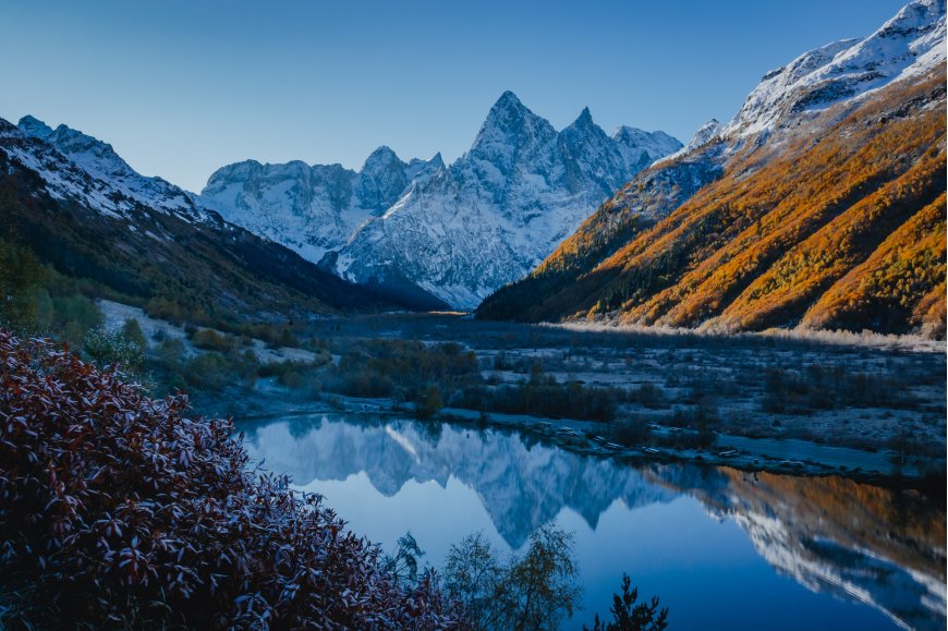 雪山湖泊倒影秋色霜林自然风景电脑壁纸