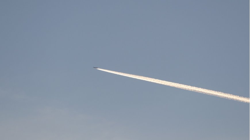 蓝天飞机凝结尾迹斜线航空电脑壁纸
