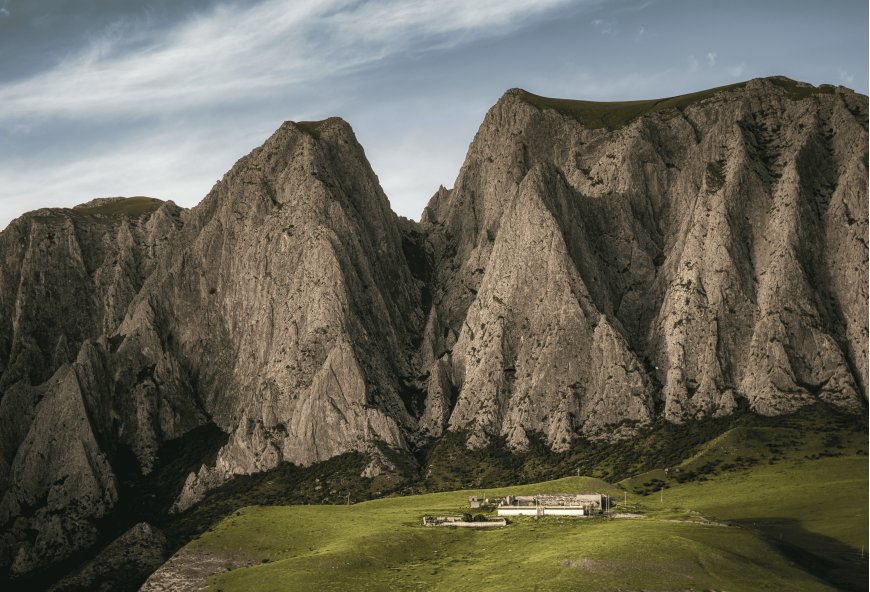 峭壁草地白色小屋摄影风景电脑壁纸
