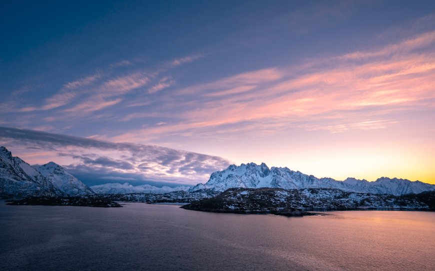 挪威罗弗敦雪山海湾晚霞风景电脑壁纸