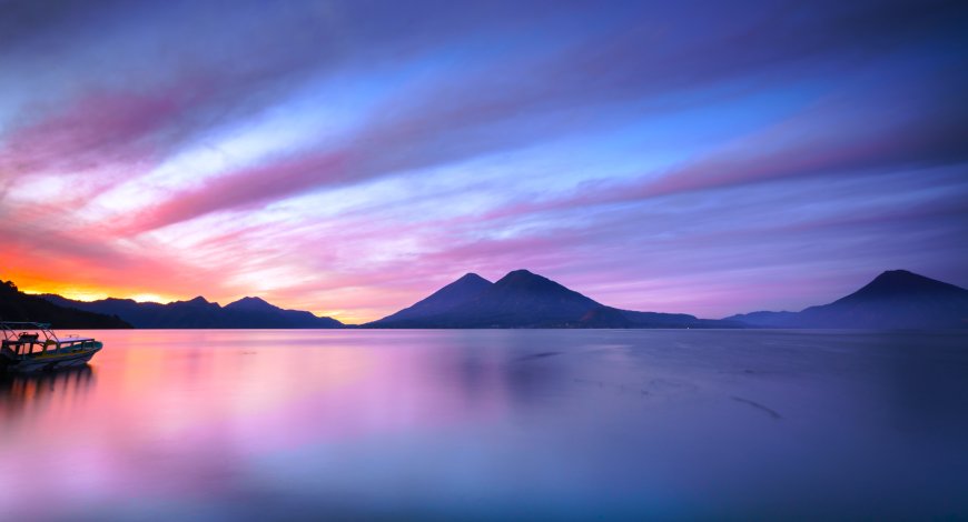 紫霞湖泊双峰倒影暮色风景电脑壁纸
