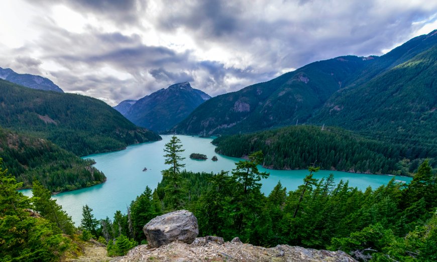 恶魔湖碧绿山湖俯瞰风景电脑壁纸