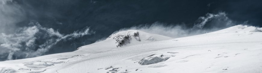 风卷雪脊暗空山脊全景风景电脑壁纸