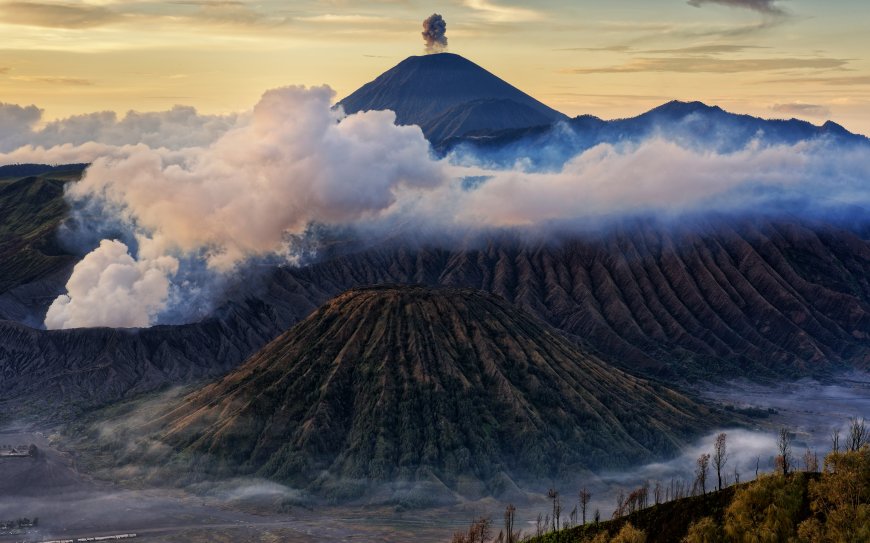 印尼布罗莫火山烟云晨光风景电脑壁纸