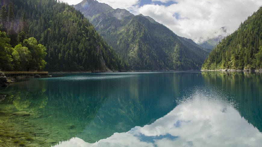 碧绿高山湖泊倒影森林风景电脑壁纸