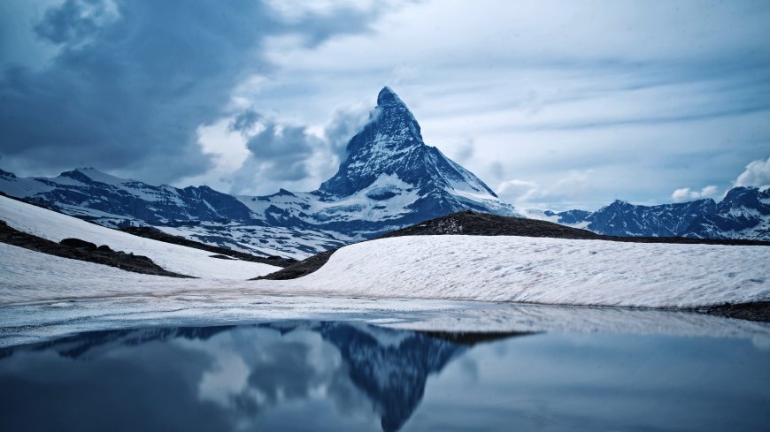 马特洪峰雪湖倒影阴云风景电脑壁纸