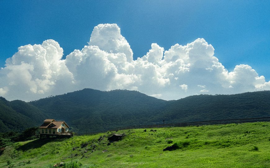 蔚蓝天空积云青山绿草地小屋自然风光摄影电脑壁纸