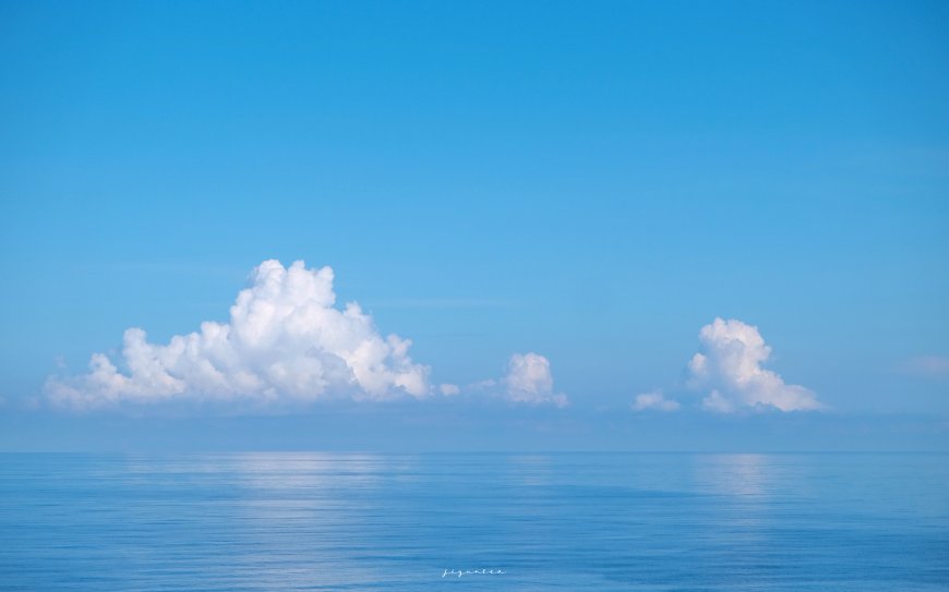 蔚蓝天空平静海面白云倒影极简风光摄影电脑壁纸