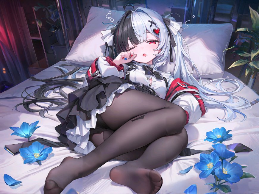 二次元银发少女卧床黑丝蓝花唯美插画电脑壁纸