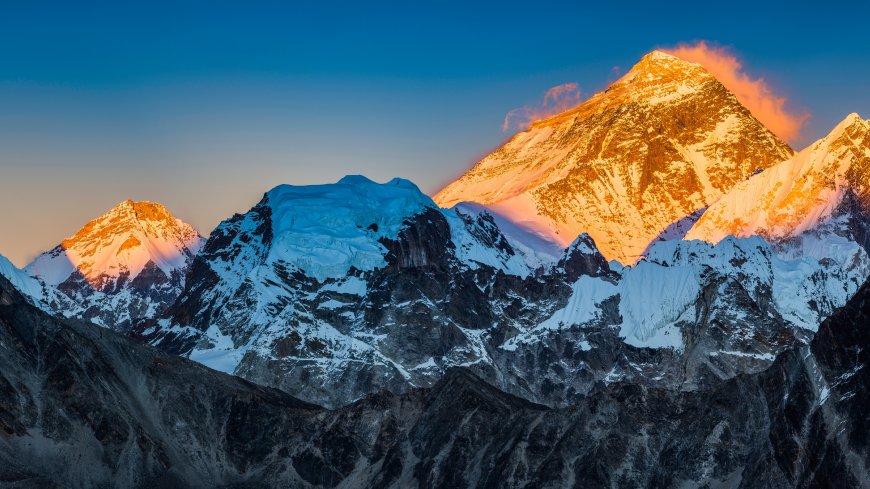 珠穆朗玛峰日照金山雪山顶壮丽风光摄影电脑