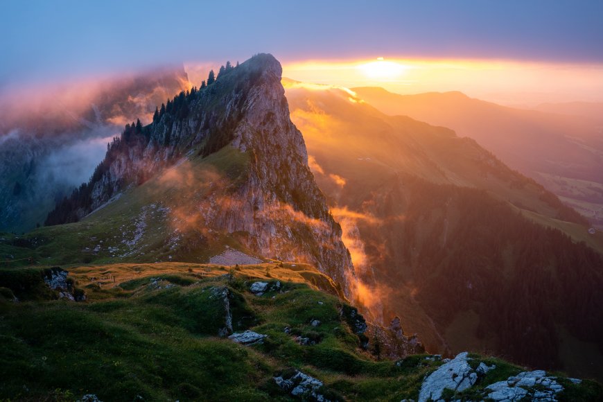 晨曦阳光穿透云雾笼罩山峰自然风光风景电脑壁纸