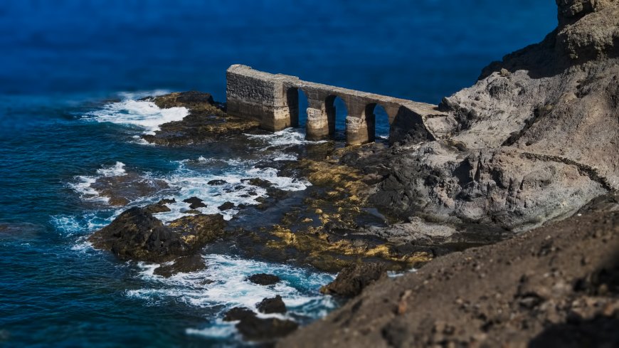 海浪拍打岩石拱桥遗迹海岸风光自然风景电脑壁纸