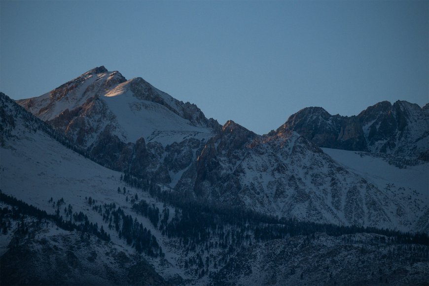 雪山森林日出光影自然风光风景电脑壁纸
