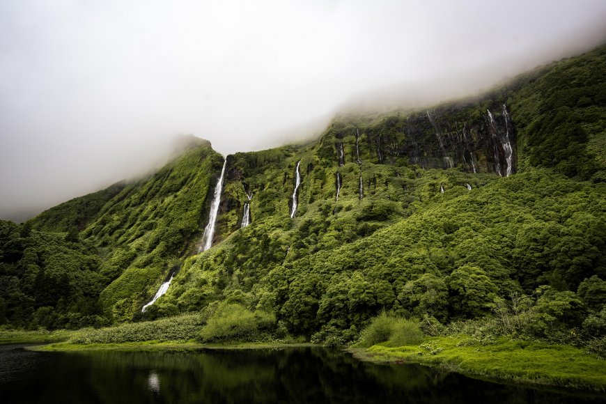 亚速尔群岛弗洛雷斯岛瀑布绿山云雾湖泊自然风光风景电脑壁纸