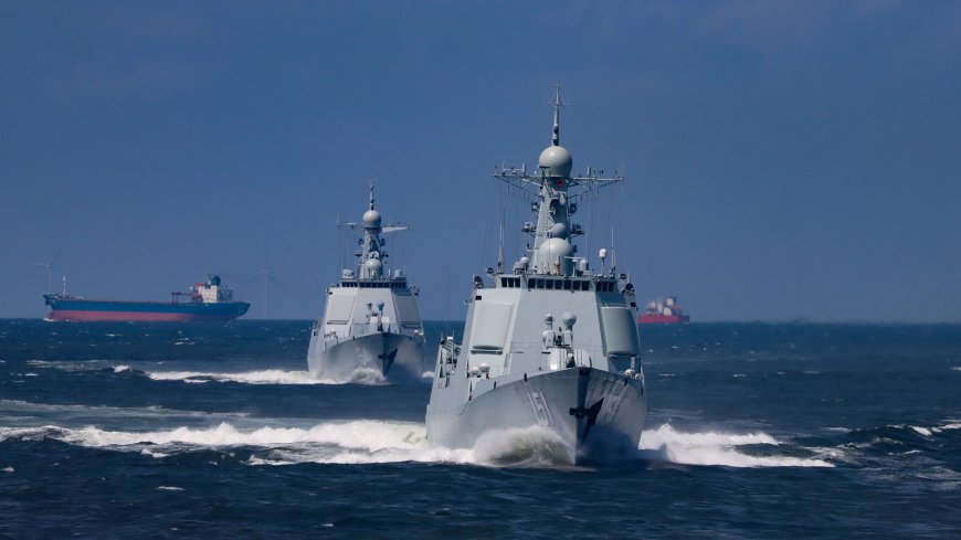 中国海军052D型驱逐舰编队劈波斩浪海上军事摄影电脑壁纸