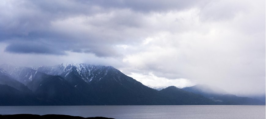 智利湖泊雪山云雾缭绕自然风光风景电脑壁纸