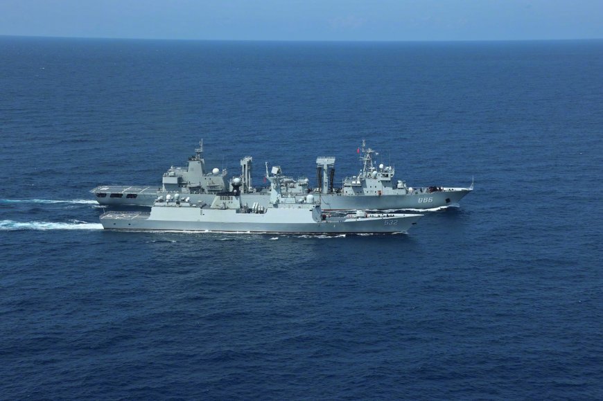 中国海军054A护卫舰与补给舰编队航行军事摄影电脑壁纸
