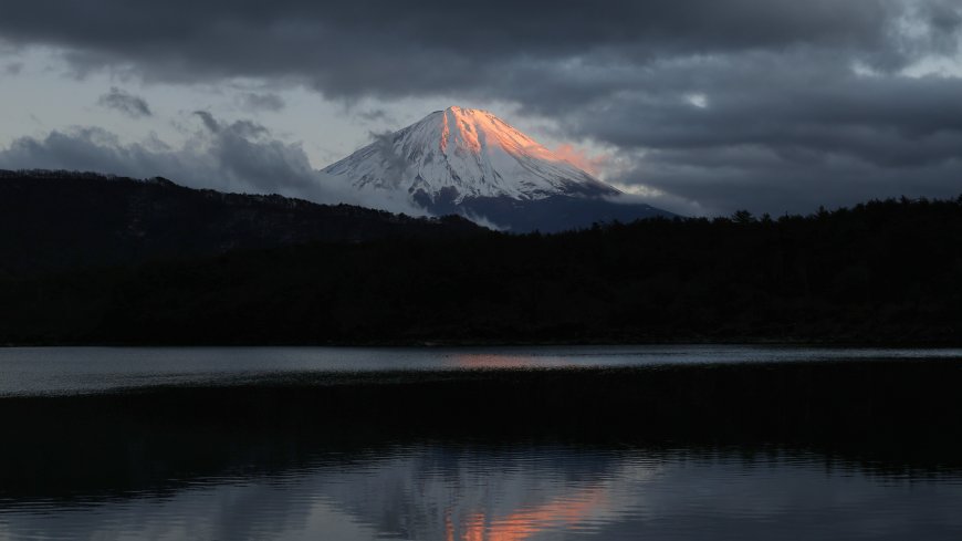 富士山赤富士雪顶倒影湖泊风景电脑壁纸