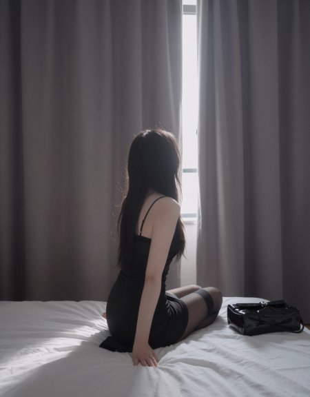 窗边黑裙丝袜美腿背影美女手机壁纸